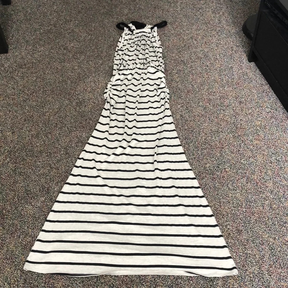 Everleigh size medium maxi halter dress - Picture 3 of 3